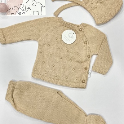 Conjunto de roupa de bebé bege de malha com casaco, calças e gorro e cartão com texto LICILU