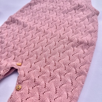 Macacão rosa de malha texturizada com botões de madeira