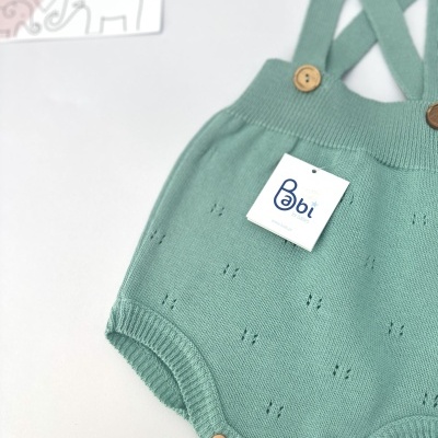 Body de bebé em malha verde claro com alças e botões de madeira.