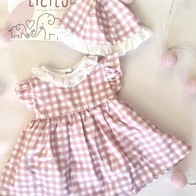 Vestido e chapéu xadrez rosa e branco com gola rendada e luzes rosas