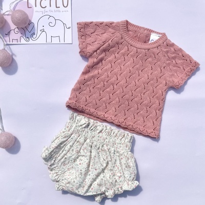 Conjunto de bebé com t-shirt rosa em malha e calções com padrão floral