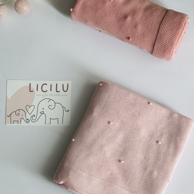 Tecidos rosa com pompons e cartão LICILU com elefantes