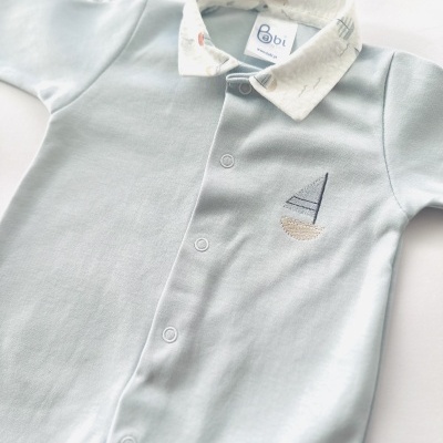 Macacão azul claro para bebé com gola branca estampada e bordado de veleiro