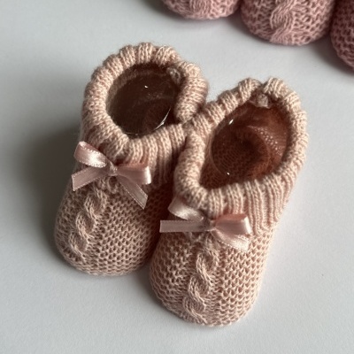 Botins de bebé cor-de-rosa em malha com laço e padrão entrançado