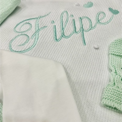 Roupa branca tricotada com nome Filipe bordado em verde água e detalhes em tom verde