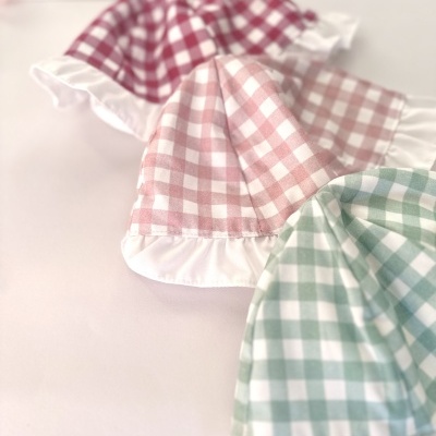 Toucas xadrez vermelha, rosa e verde com acabamento branco