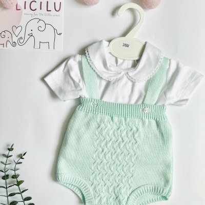 Conjunto de roupa de bebé branco e verde com padrão texturizado tamanho 3/6 meses