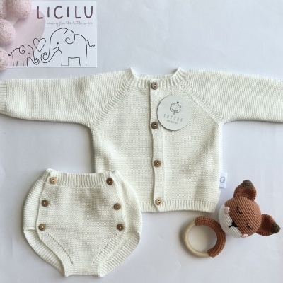 Conjunto creme para bebé com camisola e tapa-fraldas em malha e chocalho de raposa de croché