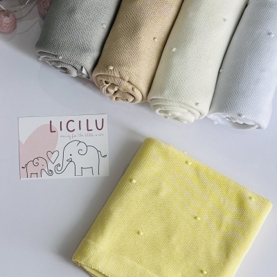 Mantinhas de bebé coloridas com pompons e cartão da marca LICILU