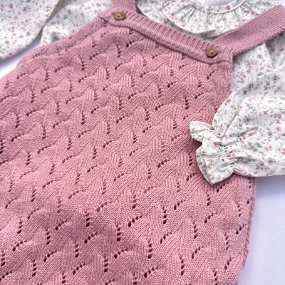 Conjunto infantil com camisola floral e vestido de malha rosa