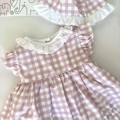 Vestido e chapéu de bebé xadrez rosa e branco com detalhes em renda e folho