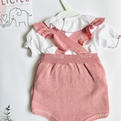 Conjunto de bebé com body branco e babygrow rosa em malha.
