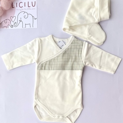 Body branco com padrão xadrez cinzento e gorro para bebé