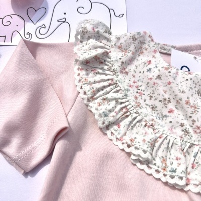 T-shirt rosa clara com gola floral e borda rendada em fundo branco com texto LILICLU
