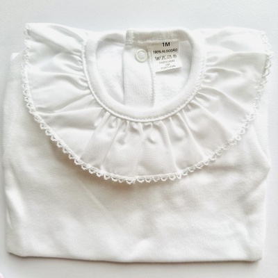 Body branco para bebé com gola rodada franzida e bordada