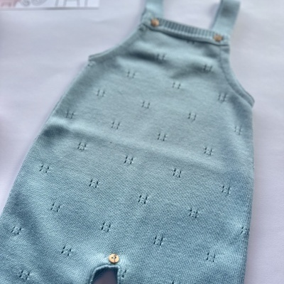 Macacão de bebé azul claro em malha com botões de madeira