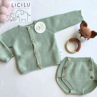 Conjunto de bebé verde-água com casaco e cueiro em malha e anel de madeira com raposa de croché