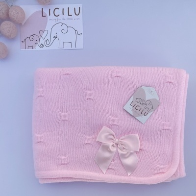 Manta de bebé cor-de-rosa com laço de cetim e etiqueta da marca LICILU