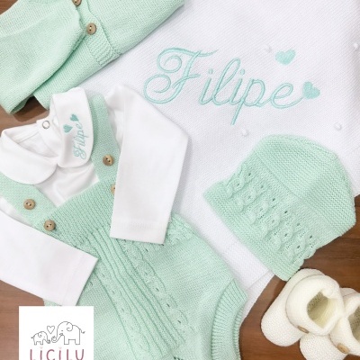 Conjunto de roupa de bebé em tons verdes água e branco com nome Filipe bordado