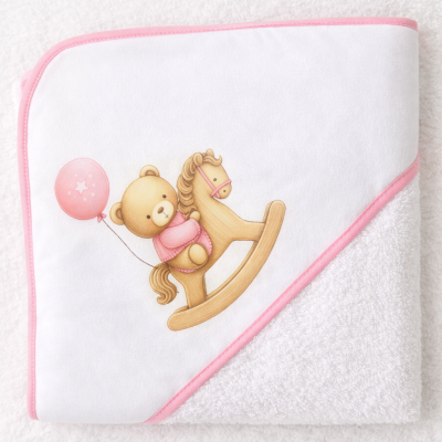 Toalha de bebé branca com borda rosa e desenho de urso com balão e cavalo de madeira
