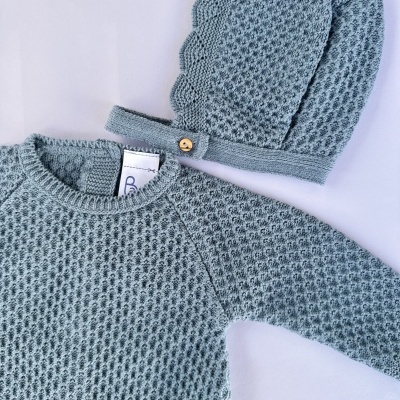 conjunto de roupa de bebé azul clara em malha texturizada com camisola e gorro