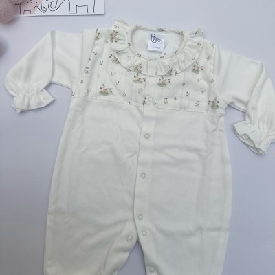 Macacão branco para bebé com estampa de coelhos e flores e gola frisada