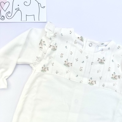 Macacão branco para bebé com padrão de coelhinhos e flores