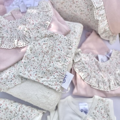 Roupas e acessórios de bebé rosa claro e branco com padrão floral e folhos