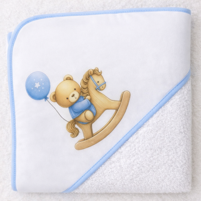 Toalha branca com borda azul claro e desenho de ursinho com cavalinho de madeira e balão azul