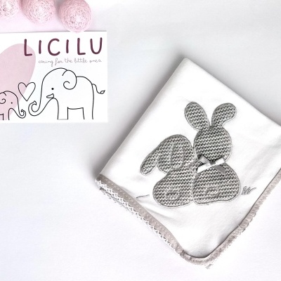 Toalha branca com coelho bordado cinzento e cartão LI CILU com elefantes