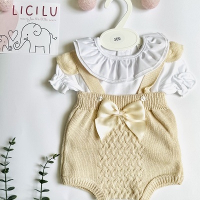 Conjunto bebé branco e bege com body e calções em malha, tamanho 3/6M