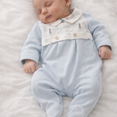 Bebé a dormir com pijama azul claro e padrão náutico branco