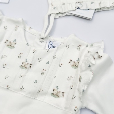 Conjunto de roupa de bebé branco com padrão de coelhinhos e flores suaves