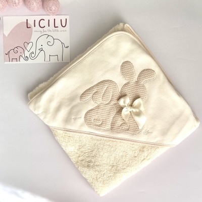 Toalha de bebé creme com capuz e aplicação de coelhos com laço branco
