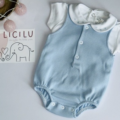 Body de bebé azul claro com gola branca e botões brancos sobre fundo branco