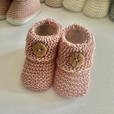 Sapatinhos de bebé rosa em malha com botões de madeira