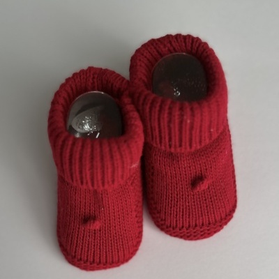 Botins vermelhos de lã para bebé