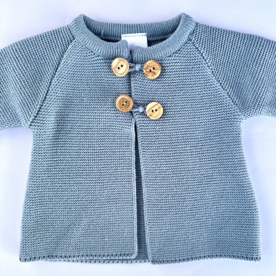 Casaco de bebé azul claro com quatro botões de madeira