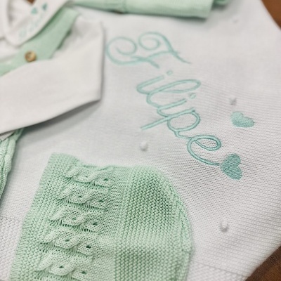 Conjunto de roupa de bebé branco e verde-água com nome bordado 'Filipe' e gorro em malha