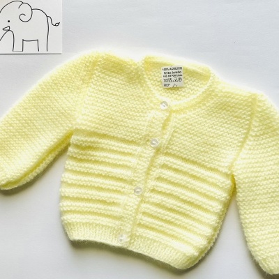 Casaco de malha amarelo claro para bebé com botões e padrão texturizado