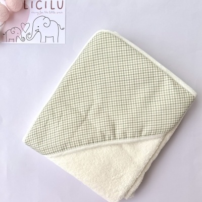 Toalha de banho para bebé bege e branca com padrão xadrez, cartão de marca LICILU com elefantes