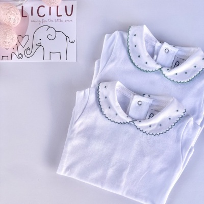 Dois bodies brancos para bebé com golas bordadas verde