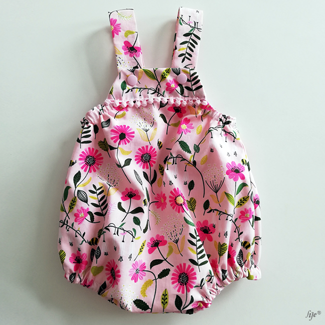 Body floral para bebé com alças e risca franzida