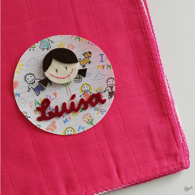 Lenço rosa com etiqueta redonda estampada e nome Luísa em feltro vermelho