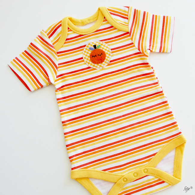 Body de bebé colorido com riscas e bordado de abóbora