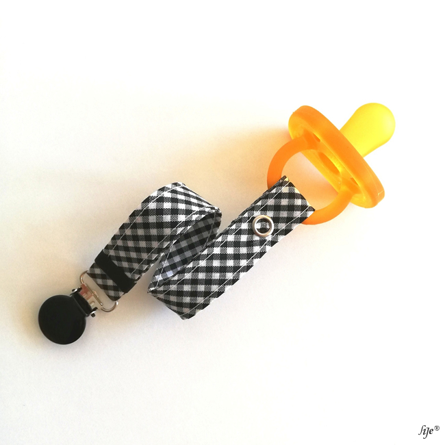 Chupeta amarela com fita xadrez e presilha preta