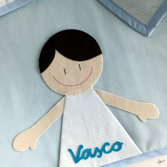 Aplicação em tecido de boneco sorridente com nome Vasco