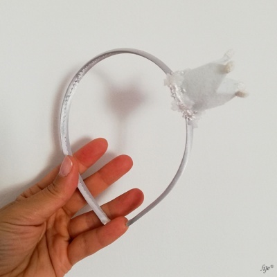 Arco de cabelo branco com pequena coroa decorativa