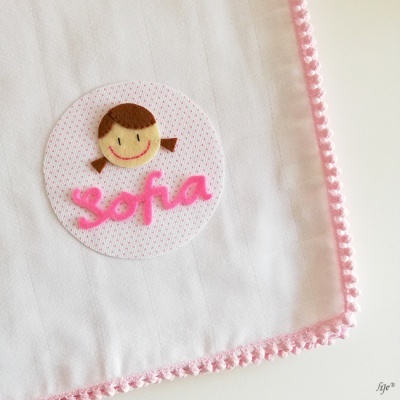 Fralda branca com borda rosa e aplicação com carinha e nome 'sofia'