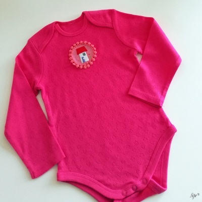 Body de bebé rosa com padrão texturizado e aplique redondo colorido